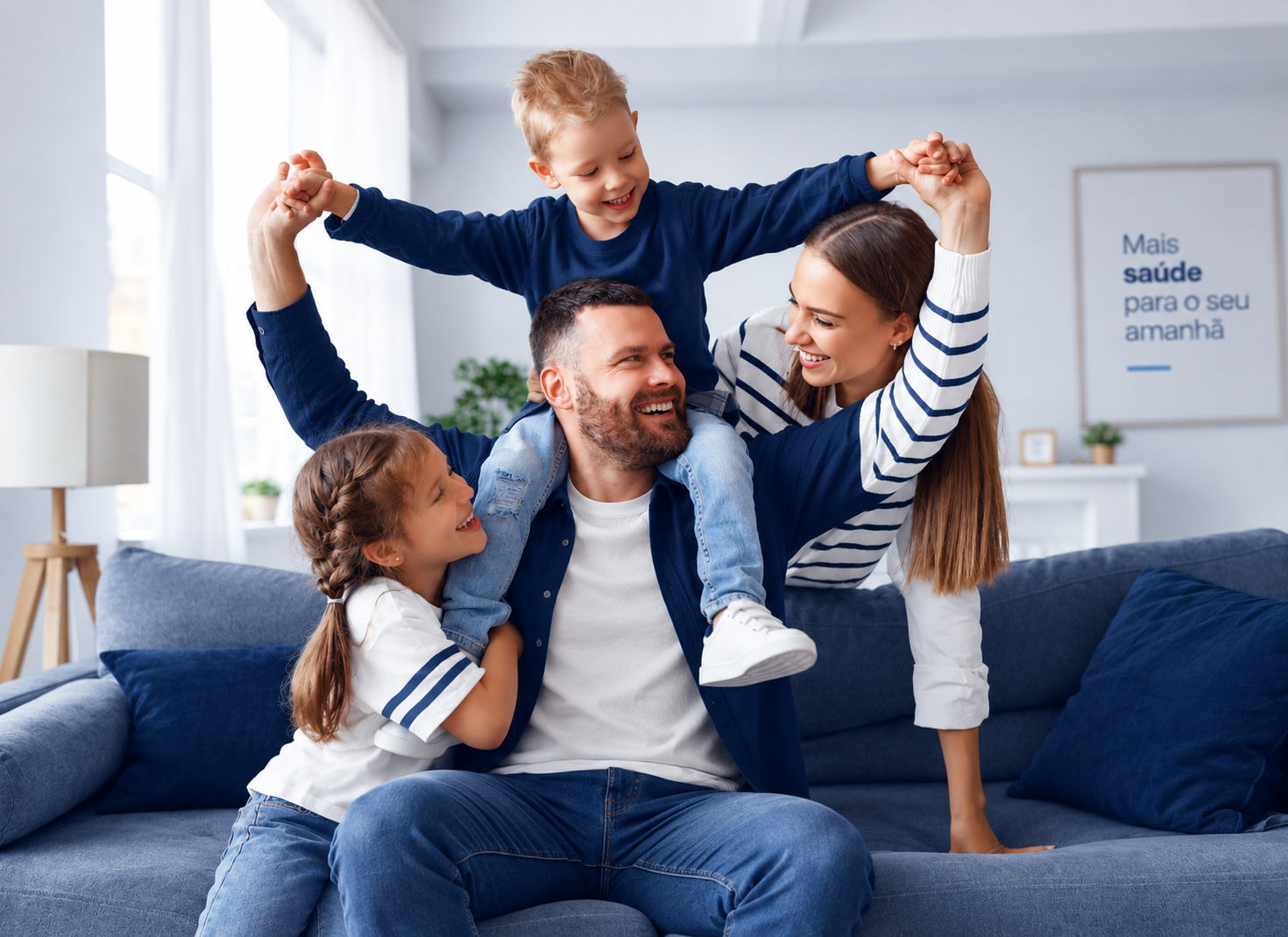 Família reunida em casa, sorrindo no sofá